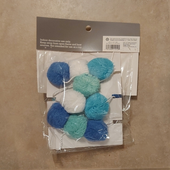 Pom-pom 5ft Garland - Picture 2 of 3